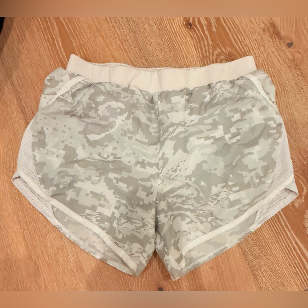 Under Armour Loose HeatGear Shorts with Liner, Women’s Size XS Grey and White